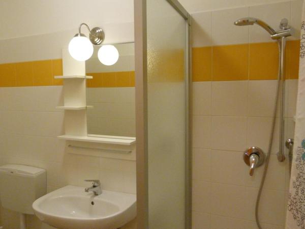 Ostello Torino : photo 3 de la chambre chambre simple avec salle de bains extérieure privative