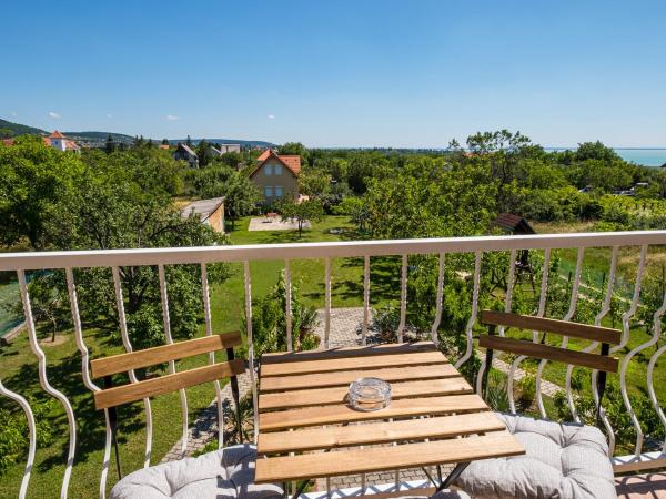Balaton Vendégház : photo 6 de la chambre chambre triple - vue sur lac