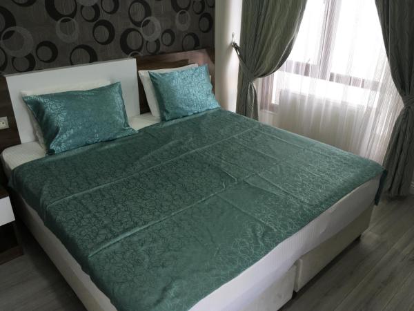 Petrol-İş İstanbul Misafirhanesi : photo 3 de la chambre chambre double ou lits jumeaux - vue sur ville