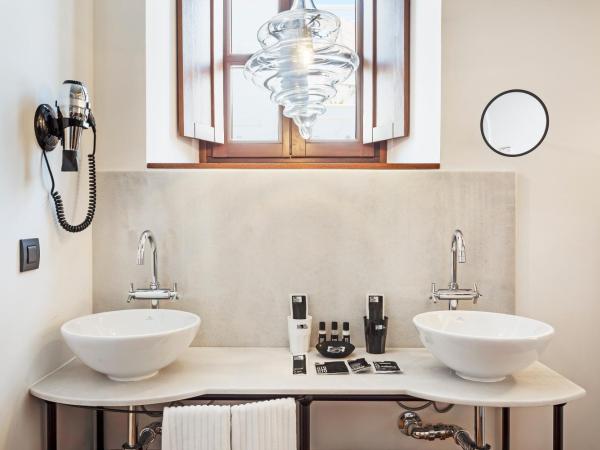 One Shot Palacio Conde de Torrejón 09 : photo 6 de la chambre chambre exécutive