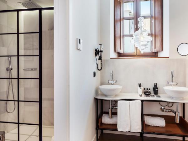 One Shot Palacio Conde de Torrejón 09 : photo 8 de la chambre chambre exécutive