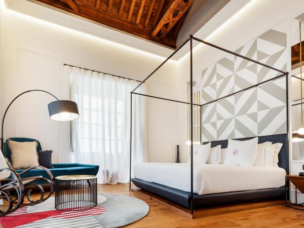 One Shot Palacio Conde de Torrejón 09 : photo 9 de la chambre chambre exécutive