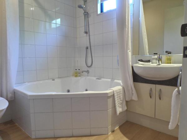 ASURE Abbella Lodge Motel : photo 8 de la chambre studio avec baignoire spa