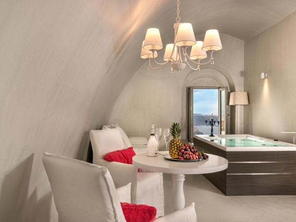 Mythical Blue Luxury Suites : photo 5 de la chambre suite lune de miel avec jacuzzi intérieur chauffé - vue sur caldeira 