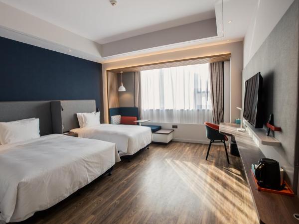 Holiday Inn Express Xi'an Bell Tower, an IHG Hotel : photo 2 de la chambre standard queen room with queen and single bed