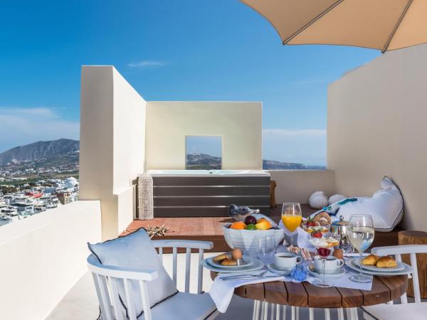 Mythical Blue Luxury Suites : photo 4 de la chambre suite deluxe avec jacuzzi extérieur chauffé - vue sur caldeira