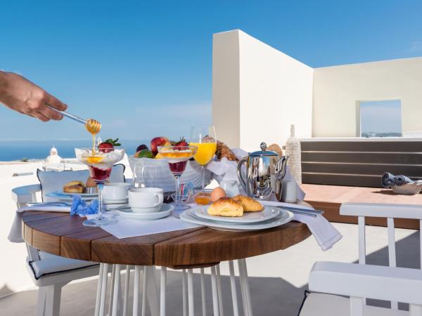 Mythical Blue Luxury Suites : photo 6 de la chambre suite deluxe avec jacuzzi extérieur chauffé - vue sur caldeira