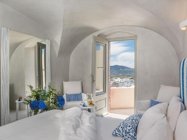 Mythical Blue Luxury Suites : photo 8 de la chambre suite deluxe avec jacuzzi extérieur chauffé - vue sur caldeira