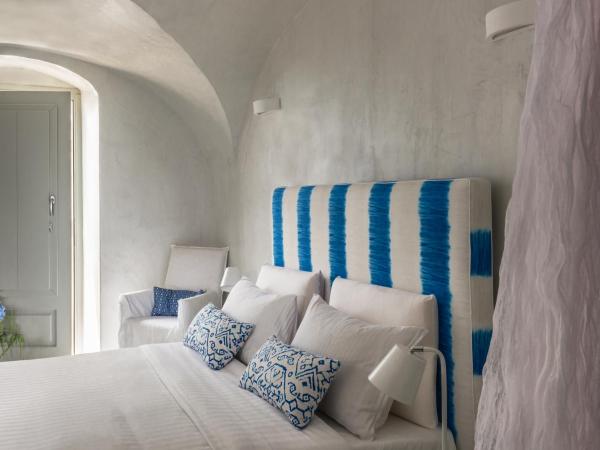 Mythical Blue Luxury Suites : photo 10 de la chambre suite deluxe avec jacuzzi extérieur chauffé - vue sur caldeira