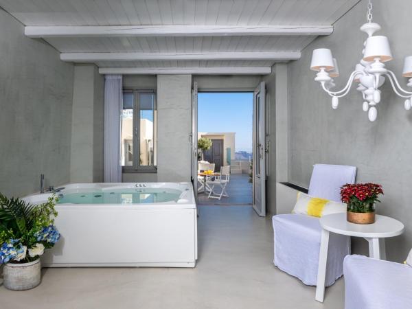 Mythical Blue Luxury Suites : photo 8 de la chambre suite senior avec petite piscine extérieure chauffée et jacuzzi intérieur chauffé