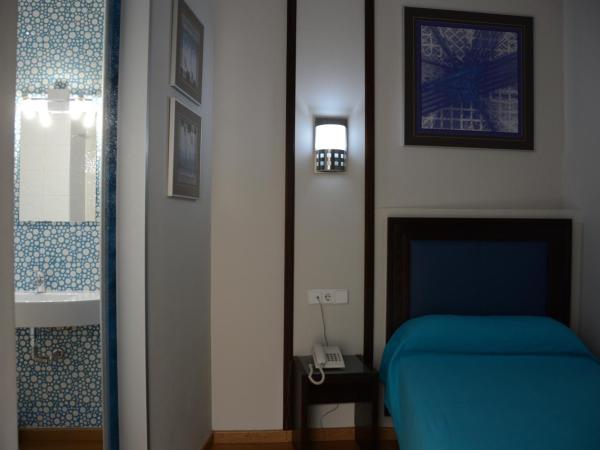 Hotel y Apartamentos Doña Lola : photo 4 de la chambre chambre simple