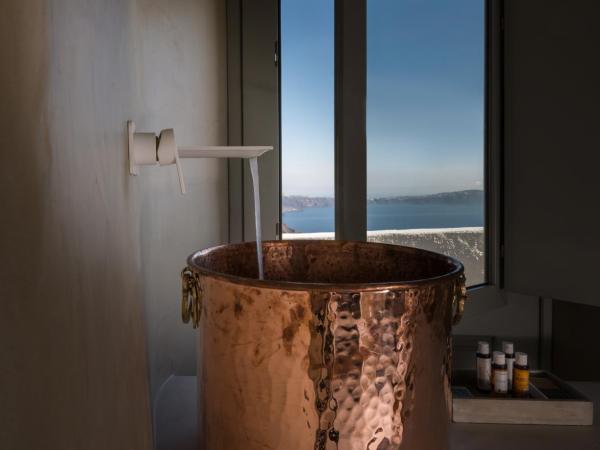 Mythical Blue Luxury Suites : photo 5 de la chambre suite senior avec petite piscine extérieure chauffée et jacuzzi intérieur chauffé