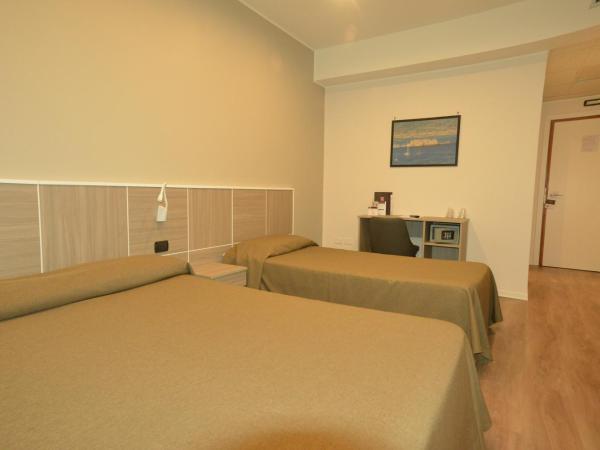 Hotel Tiempo : photo 7 de la chambre chambre quadruple