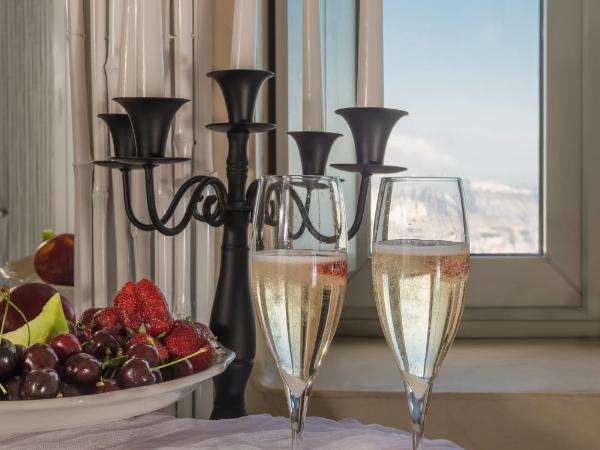 Mythical Blue Luxury Suites : photo 1 de la chambre suite lune de miel avec jacuzzi intérieur chauffé - vue sur caldeira 