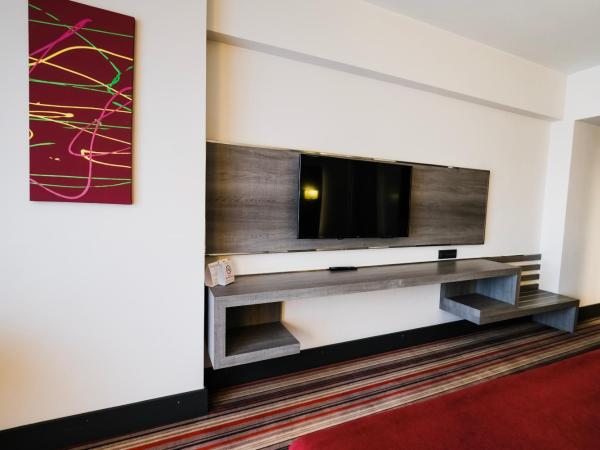 Ramada Plaza By Wyndham Izmir : photo 1 de la chambre chambre triple de luxe avec lit d'appoint