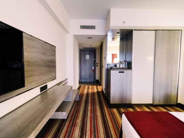 Ramada Plaza By Wyndham Izmir : photo 4 de la chambre chambre lit queen-size deluxe