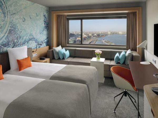 Mövenpick Hotel Amsterdam City Centre : photo 1 de la chambre chambre lits jumeaux supérieure avec vue