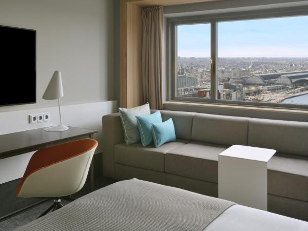 Mövenpick Hotel Amsterdam City Centre : photo 1 de la chambre chambre lit king-size supérieure avec vue