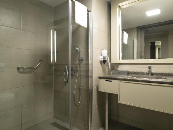 Ramada Plaza By Wyndham Izmir : photo 5 de la chambre chambre lit queen-size deluxe