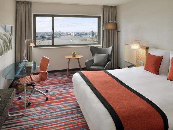 Mövenpick Hotel Amsterdam City Centre : photo 1 de la chambre chambre classique avec lit king-size et vue
