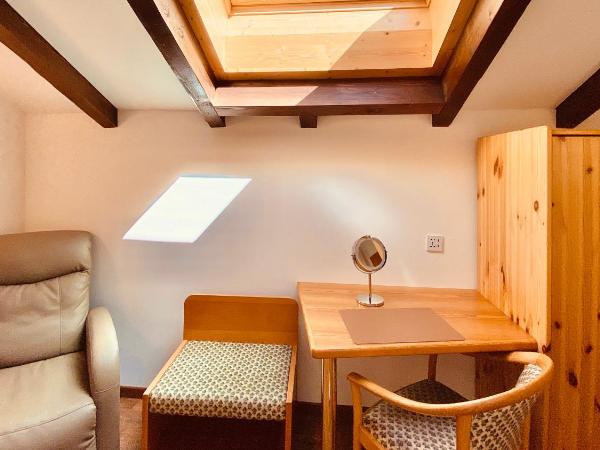 Hotel Capricorn : photo 1 de la chambre chambre simple Économique avec fenêtre de toit