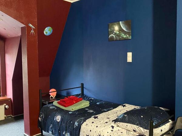 Hostel Galaxy : photo 8 de la chambre chambre triple avec salle de bains commune