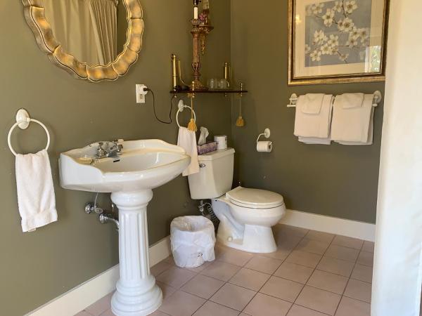 Haterleigh Heritage Inn : photo 4 de la chambre chambre lit king-size avec balcon