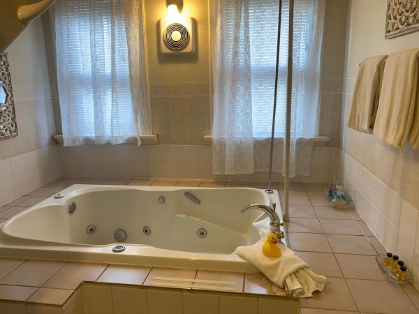 Haterleigh Heritage Inn : photo 3 de la chambre suite lit king-size avec baignoire spa