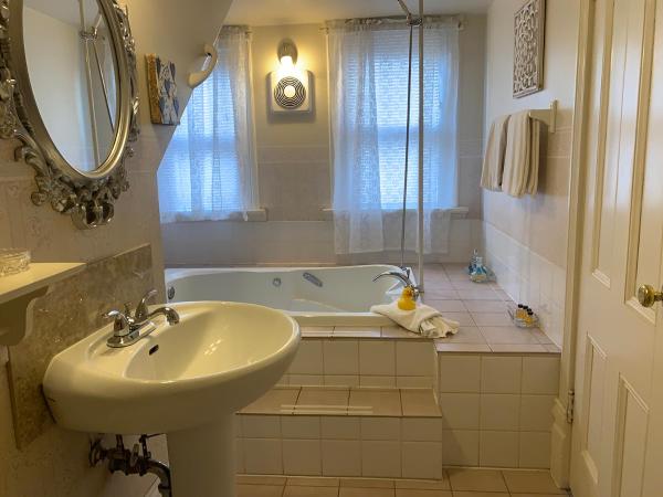 Haterleigh Heritage Inn : photo 4 de la chambre suite lit king-size avec baignoire spa