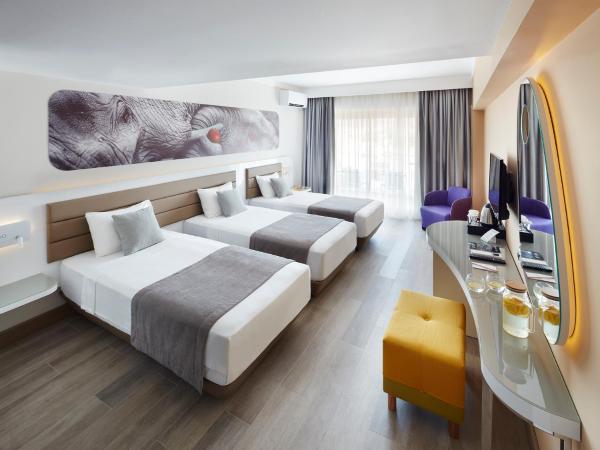 Lalila Blue Suites : photo 2 de la chambre chambre triple
