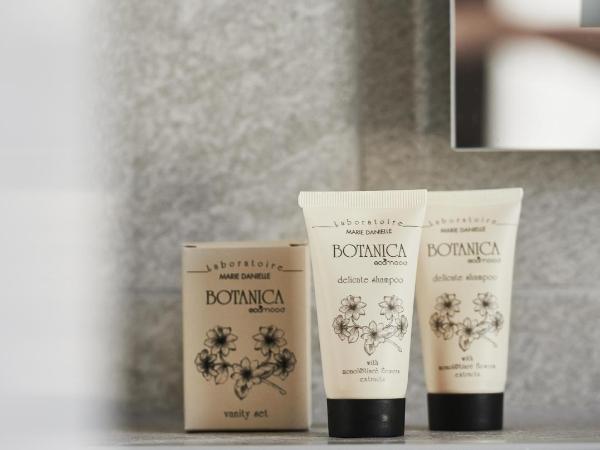 Vista Lakefront Boutique Hotel : photo 8 de la chambre chambre double lit king-size jardin