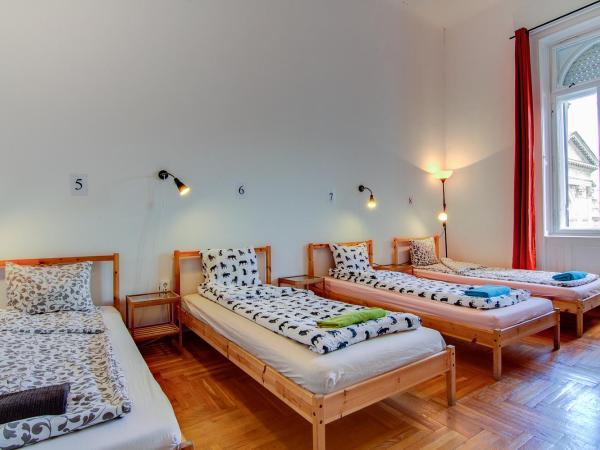 Pal's Hostel and Apartments : photo 1 de la chambre lit dans dortoir mixte de 4 lits