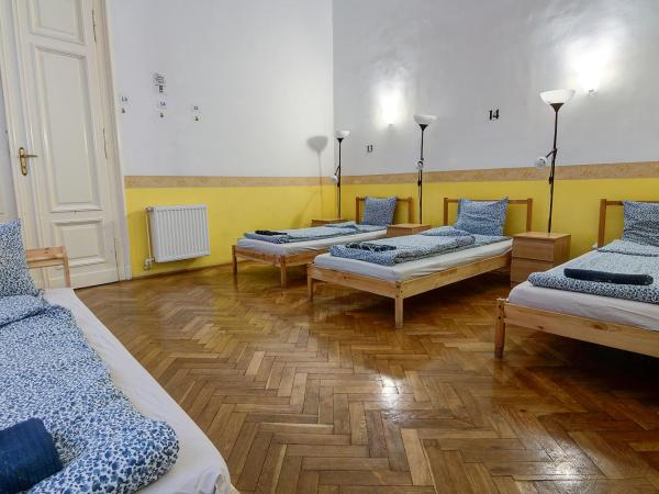Pal's Hostel and Apartments : photo 2 de la chambre lit dans dortoir mixte de 4 lits