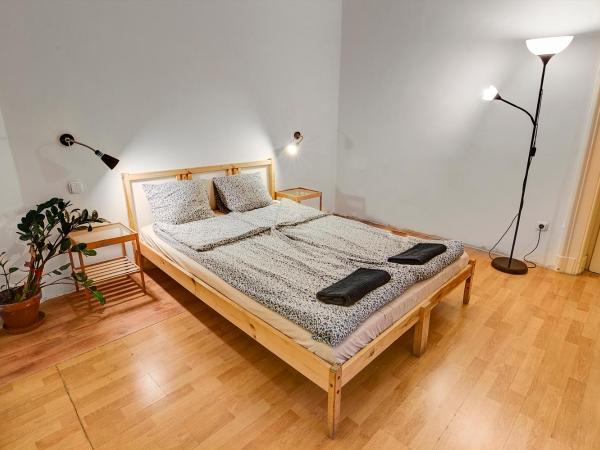 Pal's Hostel and Apartments : photo 3 de la chambre chambre simple avec salle de bains commune