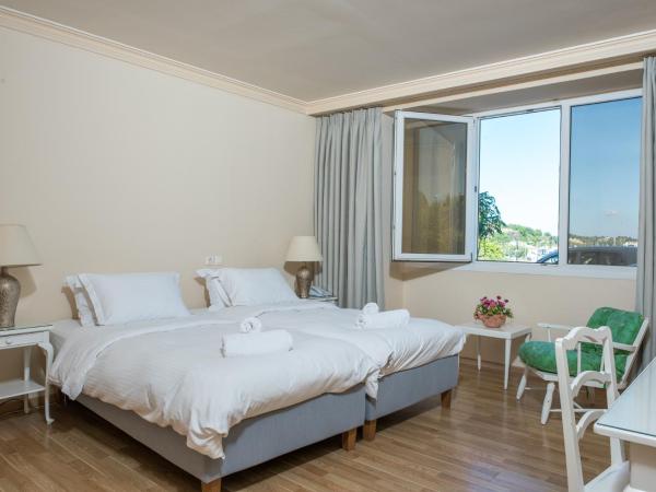 City Marina : photo 4 de la chambre chambre triple supérieure avec lit d'appoint