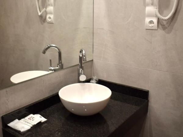 Mapoula PR Boutique : photo 6 de la chambre chambre double avec lit d'appoint