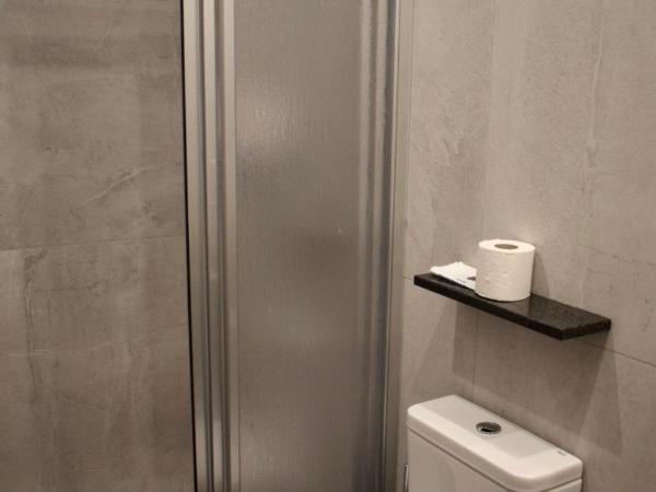 Mapoula PR Boutique : photo 5 de la chambre chambre double avec lit d'appoint