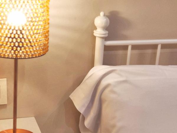 Hostal Orleans : photo 5 de la chambre chambre quintuple avec salle de bains privative