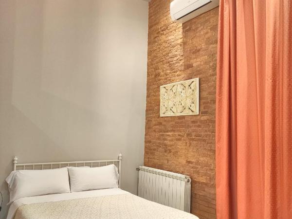 Hostal Orleans : photo 6 de la chambre chambre quintuple avec salle de bains privative