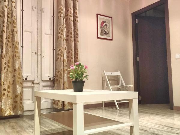 Hostal Orleans : photo 8 de la chambre chambre familiale avec salle de bains privative