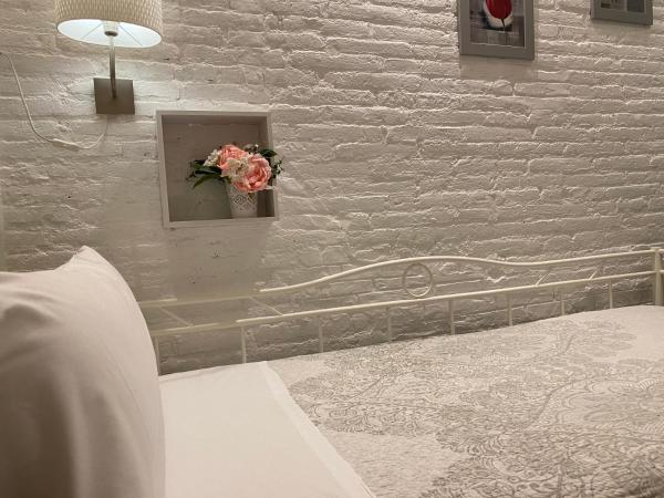 Hostal Orleans : photo 4 de la chambre chambre simple avec salle de bains commune