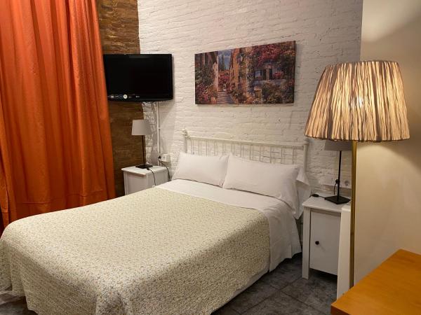 Hostal Orleans : photo 7 de la chambre chambre quintuple avec salle de bains privative