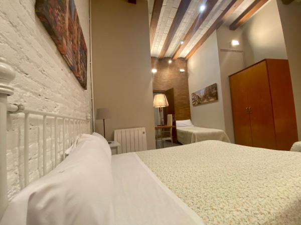 Hostal Orleans : photo 3 de la chambre chambre quintuple avec salle de bains privative