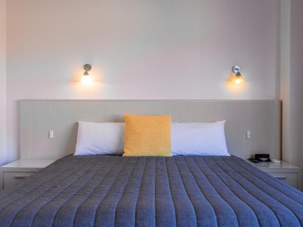 Mayfair Plaza Motel and Apartments : photo 2 de la chambre chambre lit king-size supérieure