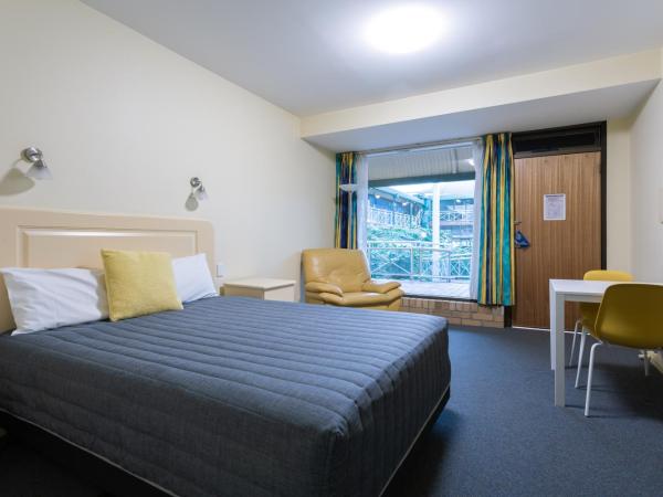 Mayfair Plaza Motel and Apartments : photo 1 de la chambre chambre standard lit queen-size