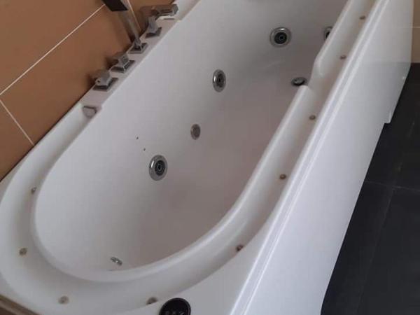 Grandeur Hotel And Spa : photo 3 de la chambre chambre lit king-size avec baignoire spa