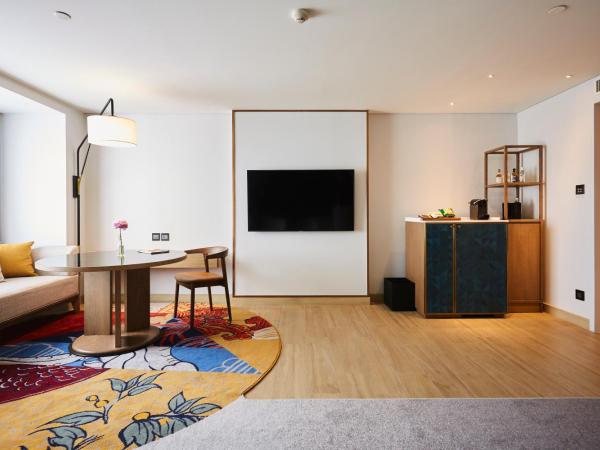 Montien Hotel Surawong Bangkok : photo 2 de la chambre suite junior avec 2 lits doubles 