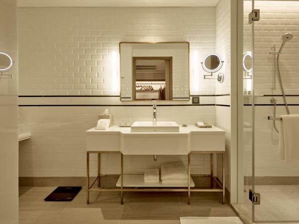 Montien Hotel Surawong Bangkok : photo 4 de la chambre suite junior avec 2 lits doubles 