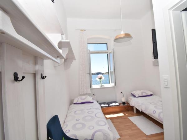 Apartmani Rina : photo 1 de la chambre chambre lits jumeaux standard - vue sur mer