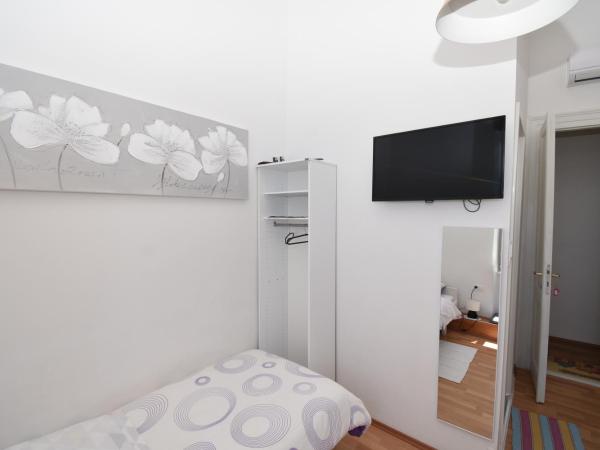 Apartmani Rina : photo 2 de la chambre chambre lits jumeaux standard - vue sur mer